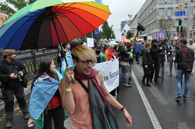 Руху ЛГБТ-маршу намагалася перешкодити жінка, яка лягла на асфальт і кричала про перетворення хлопчиків на геїв 10
