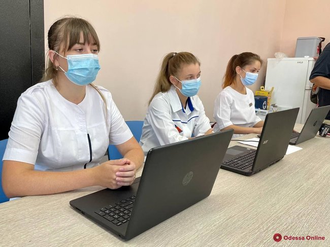 Пункт вакцинації відкрили в аеропорту Одеси 02