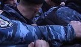 Собравшиеся у зала Печерского суда попытались отбить Луценко у спецотряда Альфа. ВИДЕО.
