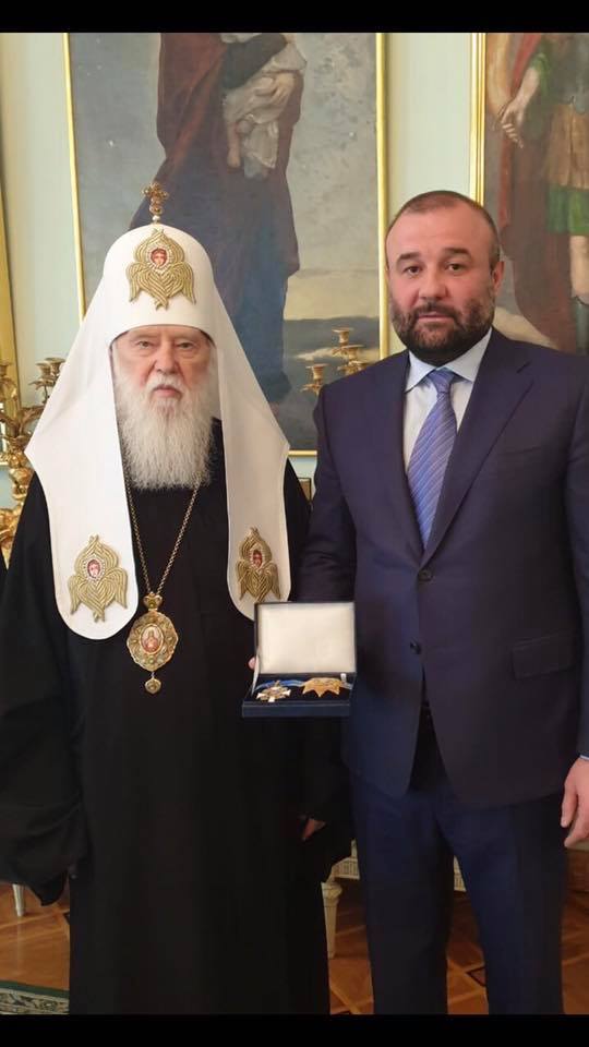 Филарет наградил криминального авторитета Нарика Орденом Святого Архистратига Михаила 01