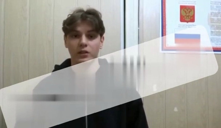 Окупанти змусили хлопця вибачитися на камеру за те, що він сказав у Ялті "мы за Украину". ВIДЕО