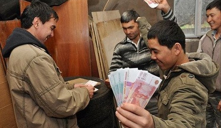 Держава-вербувальник: РФ прив’язує мігрантів до війни через гроші