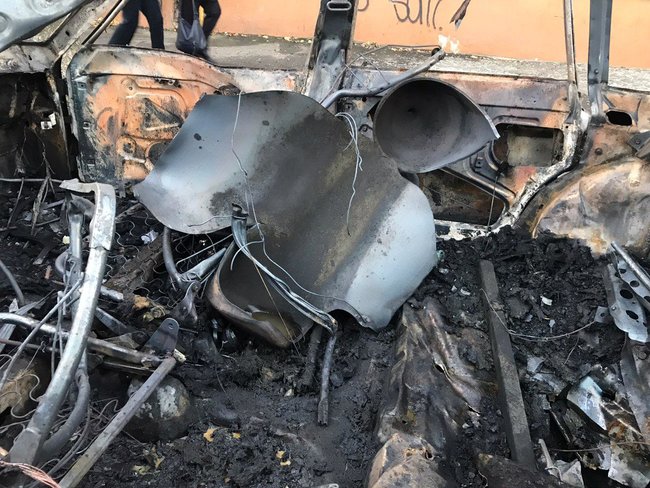 В центре Бердянска взорвался автомобиль: взрывной волной выбило стекла в домах 05