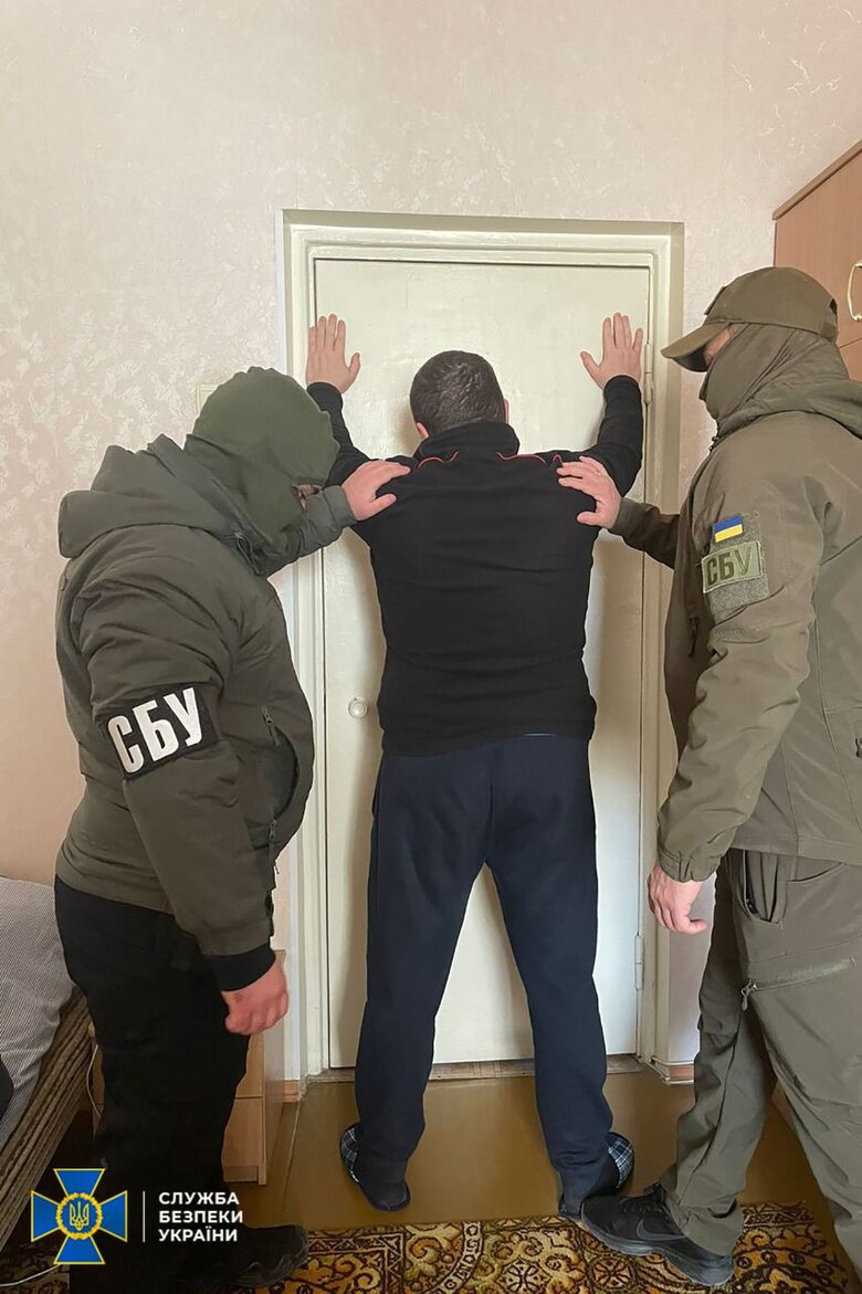 Четыре бывших руководителя российской пыточной, действовавшей во время оккупации Херсона, задержали СБУ совместно с ГБР 06