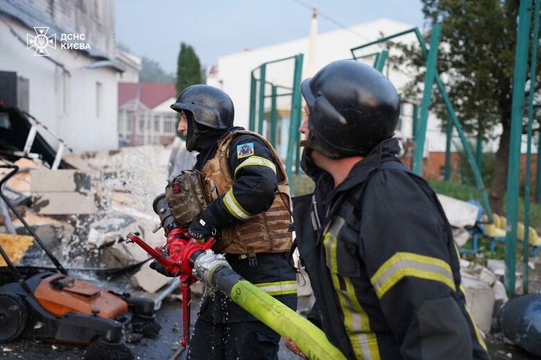 Рятувальники ліквідовують наслідки ранкової російської атаки у Києві