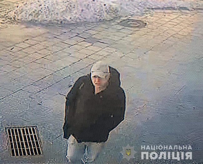Неизвестный повредил памятник Героям Небесной Сотни в Житомире. Полиция устанавливает личность вандала 05