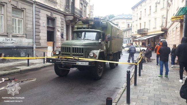 Посреди улицы во Львове из-под земли вырвался огонь 02
