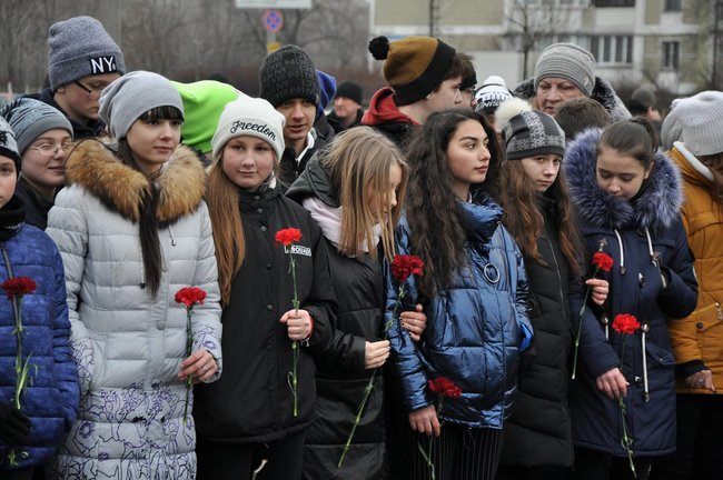 Учасники АТО та мешканці Києва поклали на Троєщині квіти до памятника Воїну-добровольцю 30