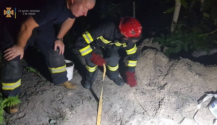 Чоловік загинув унаслідок обвалу ґрунту в Києві, - ДСНС. ФОТО