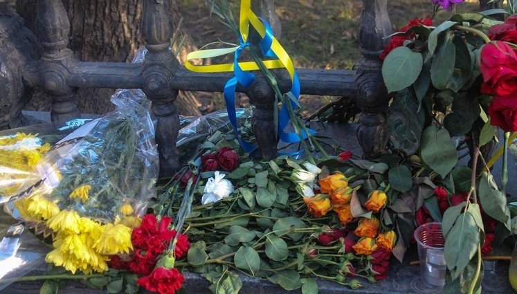 "Браття, ми з вами!": под посольство Украины в Москве несут цветы и свечки, - кадры, которые разрушают стереотипы. ФОТОрепортаж