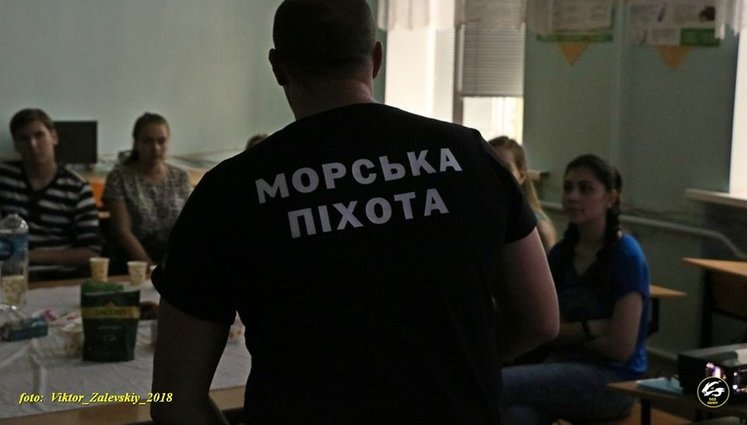 Комбат 503-го батальйону Сухаревський розповів учням школи №42 Маріуполя про захист України та війну з Росією. ФОТОрепортаж