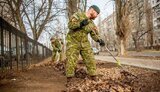 Канадські військові інструктори вирішили прибрати листя навколо госпіталю в Миколаєві, - Генштаб. ФОТО