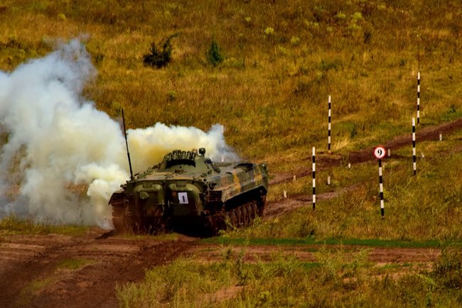 Экипажи БМП соревновались в Донецкой области 15