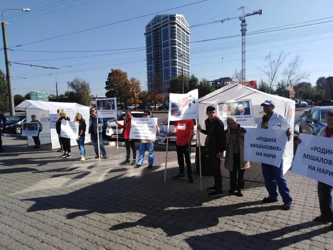 У Дніпрі активісти пікетували офіс тендерного короля Мішалова 02