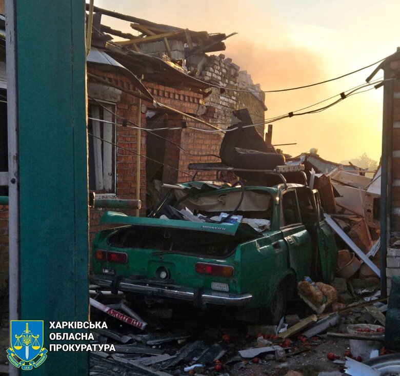 Зруйнована будівля та побите авто у передмісті Харкова