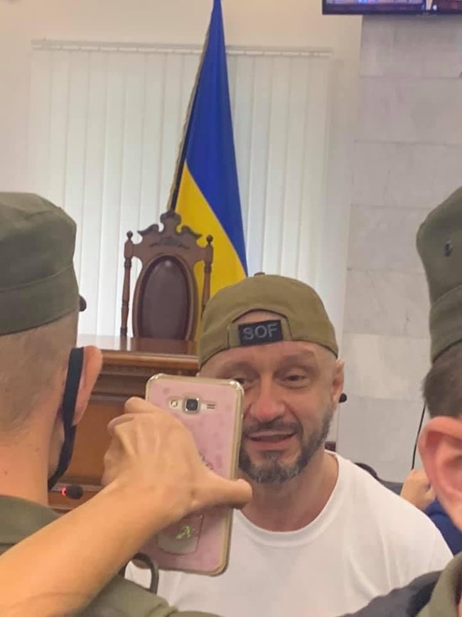 Дружина музиканта Андрія Антоненка (Ріфмастера), Світлана: Важко пояснити дітям, що поліція буває хорошою, а президент та міністри - розумними та справедливими 06