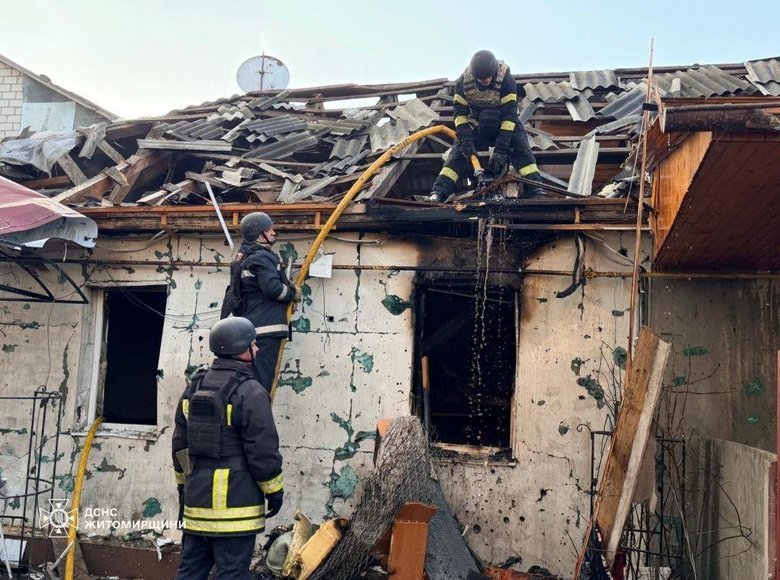 Російський удар по Житомиру: рятувальники ліквідували пожежу, постраждала дитина