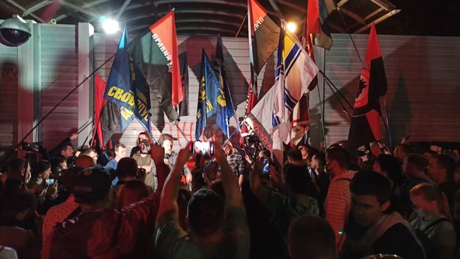 Біля дачі Зеленського в Кончі-Заспі протестують проти спроби спільної з окупантами інспекції позицій ЗСУ 03