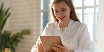 Изображение выглядит как человек, одежда, Человеческое лицо, женщина Содержимое, созданное искусственным интеллектом, может быть неверным.