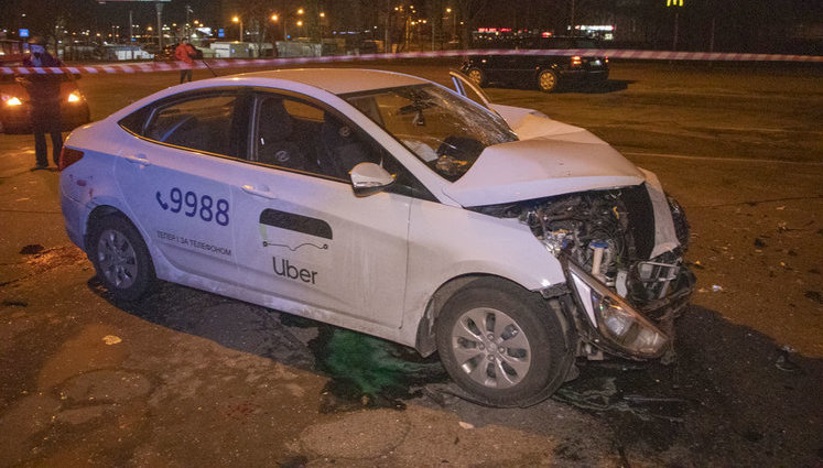 П'яний таксист Uber у Києві протаранив автомобіль що стояв на світлофорі: швидка забрала трьох пасажирок. ФОТОрепортаж