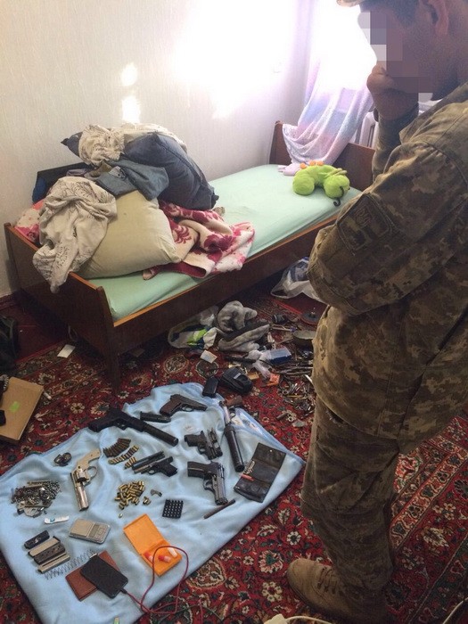 В Херсоне задержан военнослужащий, торговавший самодельным огнестрельным оружием, - СБУ 01