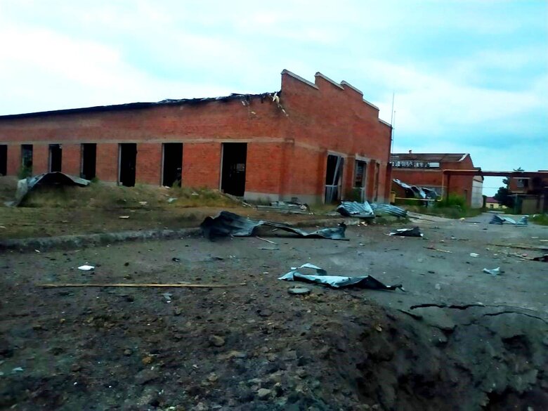 Наслідки обстрілів Херсонщини: Пошкоджено лікарню, сільгосппідприємство та будинки 01
