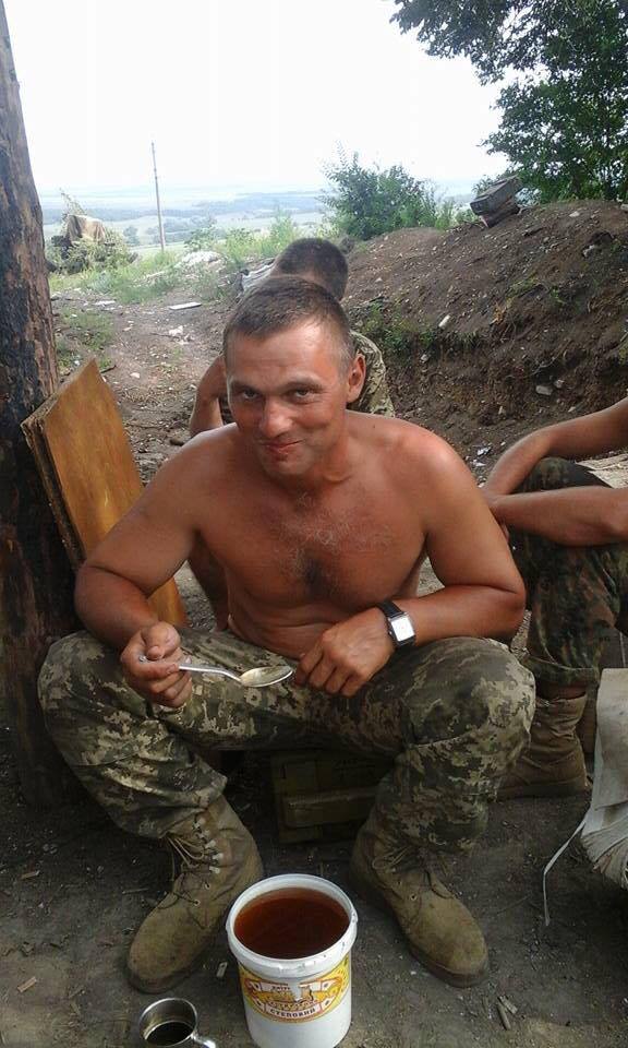 Актор фільму Кіборги Роман Семисал: Коли почалися зйомки, я вже півтора року як повернувся з фронту. Однак виник азарт знову взяти автомат у руки 05