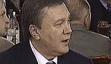 Янукович спел одиноким ветеранам колядку про пенсию в 2000 гривен. ВИДЕО.