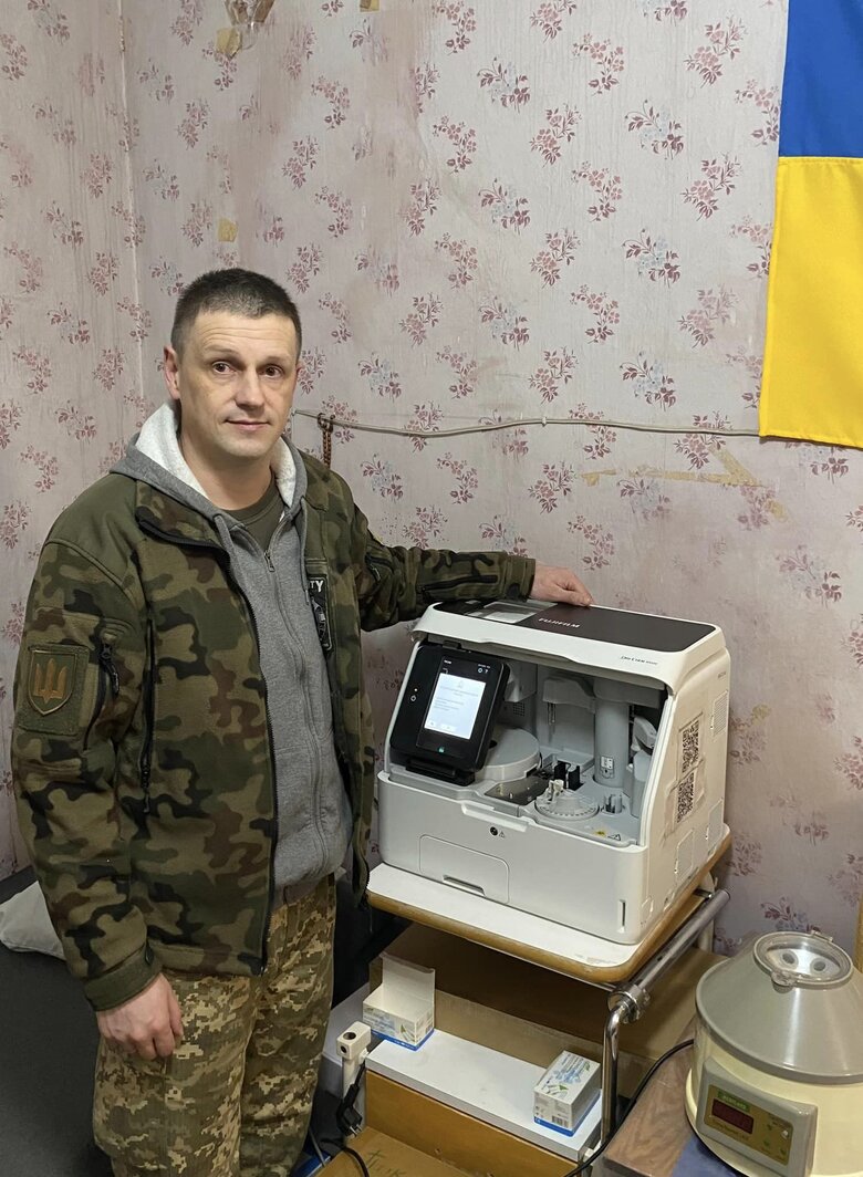 Допомога військовим медикам
