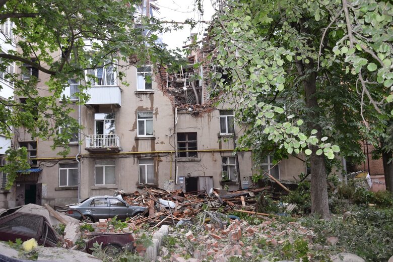 1 людина загинула, 16 поранено внаслідок ворожого удару дронами по Сумах, - ОВА (оновлено) 01