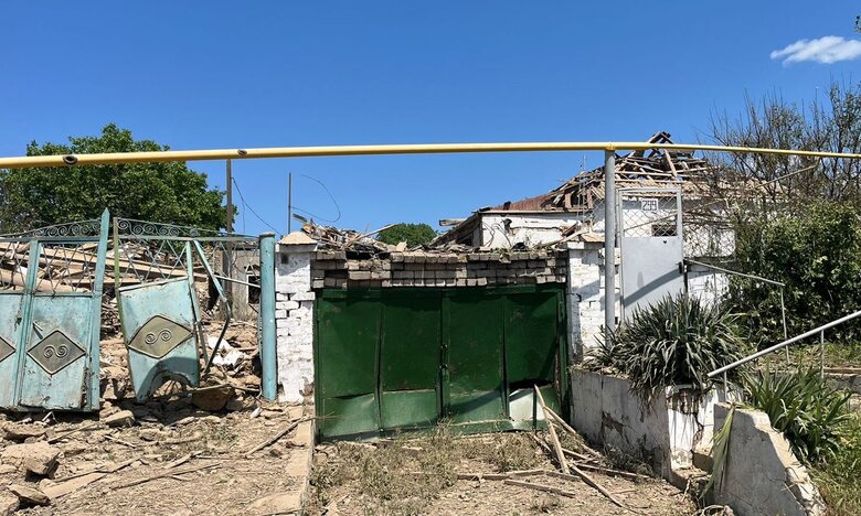 Наслідки ворожих обстрілів Херсонщини: пошкоджені завод, школа, житлові будинки, поранено шість поліцейських 06