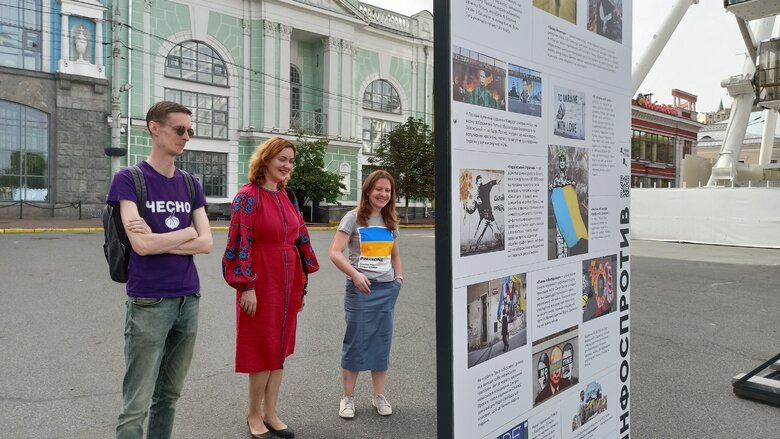 Уличная выставка Бей оккупанта! открылась на Контрактовой площади. Среди локаций - Дартс-держZрадник и Хлопок над крымским мостом 09