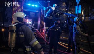 С вечера спасатели ликвидируют пожар в многоэтажке на Печерске, тушение осложняется спецификой здания. ВИДЕО+ФОТОрепортаж