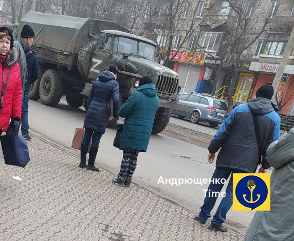 В оккупированном Мариуполе зафиксирована большая колонна российских грузовиков, - Андрющенко 02