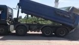 Водитель грузовика высыпал щебень посреди дороги, чтобы скрыть возможные нарушения при взвешивании, - Криклий. ВИДЕО