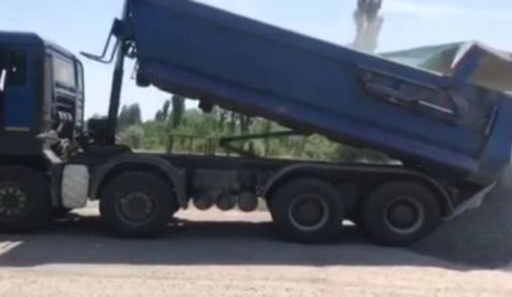 Водій вантажівки висипав щебінь посеред дороги, щоб приховати можливі порушення при зважуванні, - Криклій. ВIДЕО