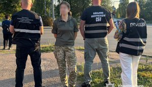 Затримано співробітницю ТЦК на Чернігівщині, яка за 20 тис. грн обіцяла зняти з розшуку ухилянта. ФОТО