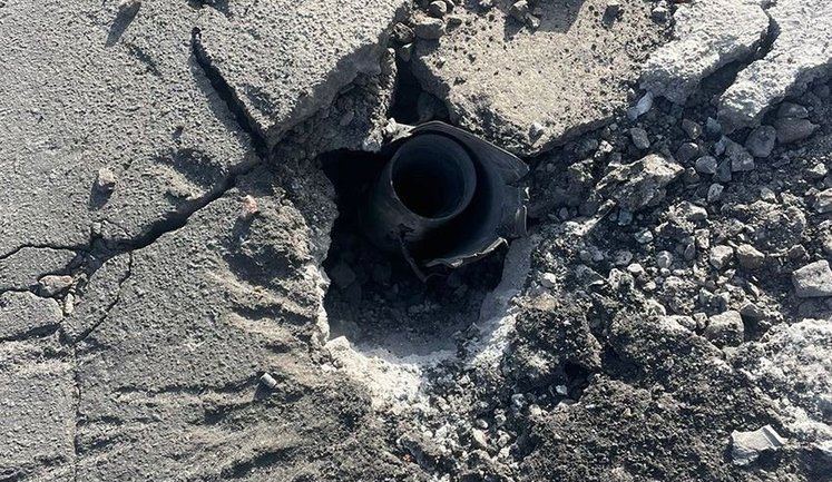 Ворожий дрон влучив біля магазину на Чернігівщині: троє поранених, одна людина - у важкому стані
