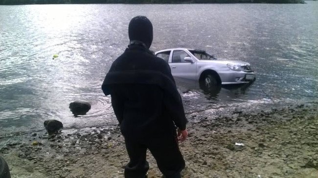 Рятувальники виявили тіло чоловіка в автомобілі, що скотився у Дніпро 03