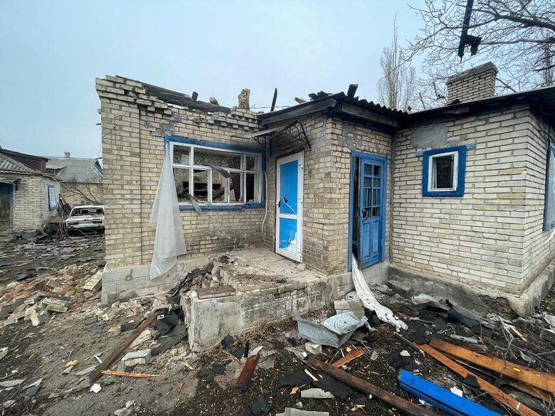 Доба на Донеччині: обстріли Костянтинівки касетними боєприпасами, у Курахівській громаді пошкоджено будівлю колонії, - ОВА 02