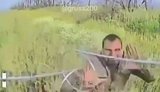 Окупант вискочив із бур’янів і кинувся голіруч на український дрон-камікадзе. ВIДЕО
