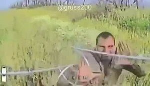 Оккупант выскочил из травы и бросился голыми руками на украинский дрон-камикадзе