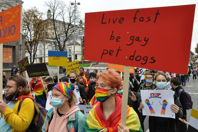 Руху ЛГБТ-маршу намагалася перешкодити жінка, яка лягла на асфальт і кричала про перетворення хлопчиків на геїв 69