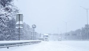 Через погоду в'їзд вантажівок до Києва заборонили з 17:00