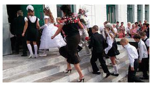 1 сентября: новые "стандарты", старые туалеты и бизнес на учебниках