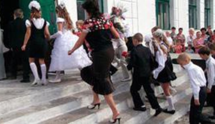 1 сентября: новые "стандарты", старые туалеты и бизнес на учебниках