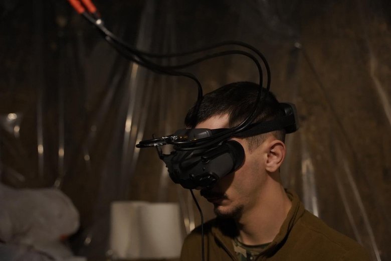 Український військовослужбовець керує FPV