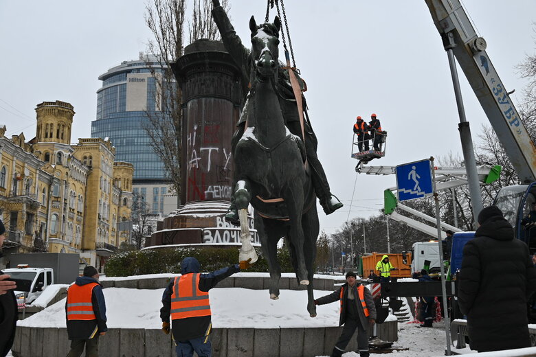 Демонтаж памятника Щорсу в центре Киева 08