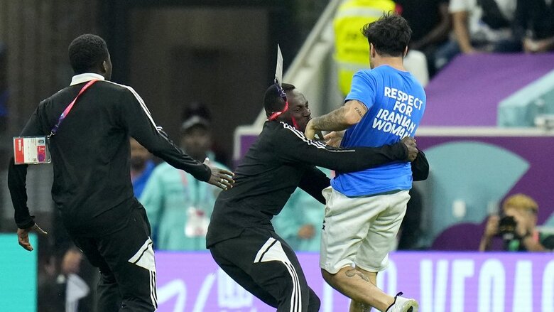 Колишній італійський футболіст Феррі вибіг на футбольне поле під час матчу ЧС-2022 з написом Save Ukraine 03