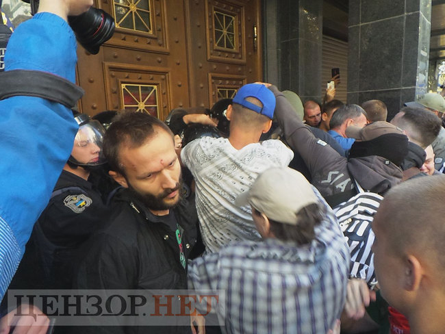 Під час мітингу під ГПУ проти екстрадиції в РФ Тумгоєва сталися сутички: мітингувальники бють вікна, їх у відповідь поливають водою зі шлангів 02